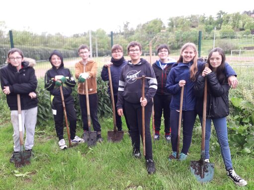 Malgré la pluie, les élèves étaient bien là, prêts à jardiner !